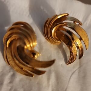 Vintage Elegant Gold-Tone Swirl Earrings.